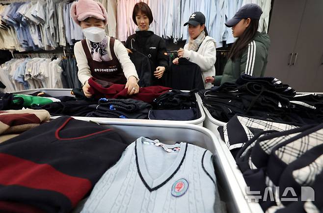 [서울=뉴시스] 추상철 기자 = 21일 오후 서울 송파구 '나눔교복 매장'에서 학부모와 학생이 교복을 고르고 있다. 사진은 기사 내용과 직접 관련 없음. 2025.02.21. scchoo@newsis.com