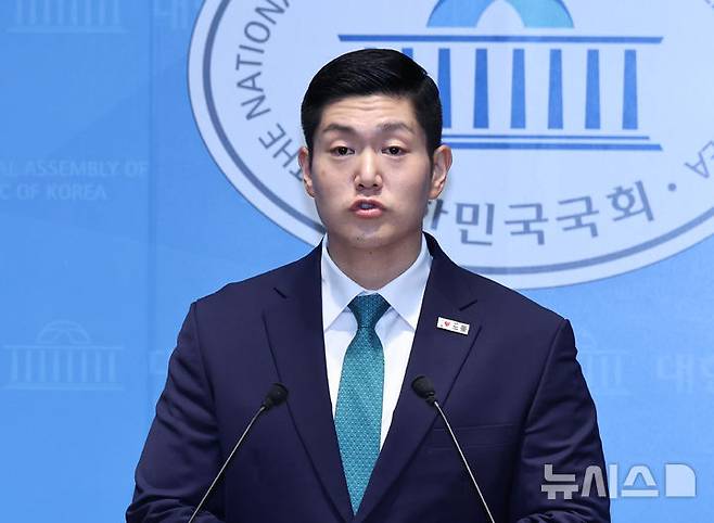 [서울=뉴시스] 김금보 기자 = 김재섭 국민의힘 의원이 13일 오전 서울 여의도 국회 소통관에서 정원오 더불어민주당 서울시장 후보가 과거 경찰과 민간인 폭행으로 유죄 판결을 받은 사건과 관련해 기자회견을 하고 있다. 2026.05.13. kgb@newsis.com