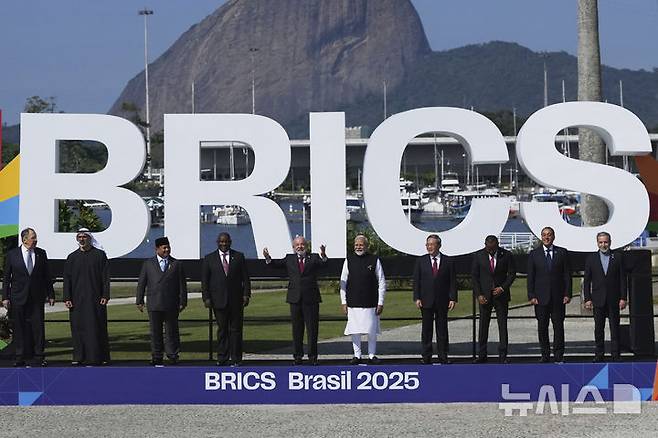 [리우데자네이루=AP/뉴시스] 중국·러시아가 주도하는 10개 신흥 경제국 협의체 브릭스(BRICS)가 도널드 트럼프 미국 대통령의 중국 국빈 방문과 같은 기간에 인도에서 외무장관 회의를 연다. 사진은 지난해 7월6일(현지 시간) 브라질 리우데자네이루에서 열린 제17차 브릭스(BRICS) 정상회의. 2026.05.13.