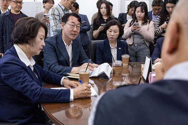 [화성=뉴시스] 정명근 더불어민주당 화성시장 후보(사진 가운데)가 13일 추미애 경기도지사 후보(사진 왼쪽)와 화성시 우정읍 기아 오토랜드를 방문, 기아차 노동조합 화성지회와 간담회를 진행하고 있다. (사진=정명근 후보 캠프 제공) 2026.05.13. photo@newsis.com  *재판매 및 DB 금지