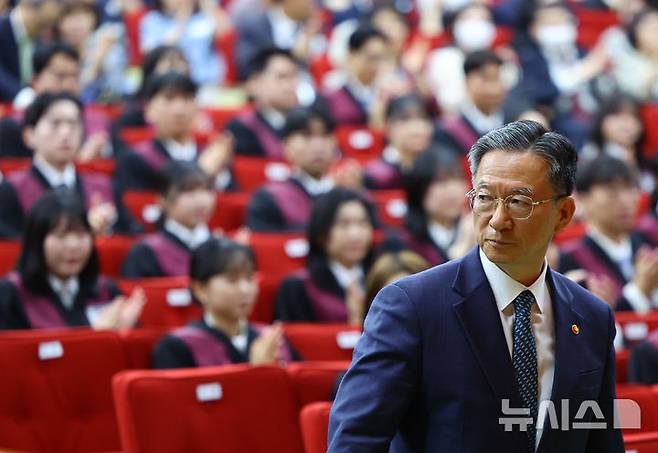 [과천=뉴시스] 황준선 기자 = 정성호 법무부 장관이 지난 7일 오전 경기 과천시 정부과천청사 대강당에서 열린 신임 검사 임관식에서 당부말을 마친 뒤 자리로 이동하고 있다. 2026.05.13. hwang@newsis.com