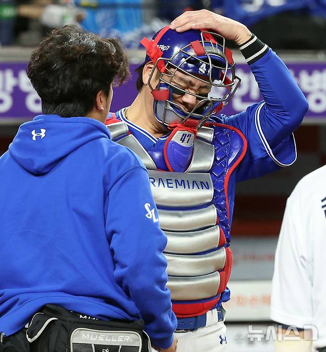 [대전=뉴시스] 강종민 기자 = 24일 대전 중구 한화생명볼파크에서 열린 2025 KBO 포스트시즌 플레이오프 5차전 한화 이글스와 삼성 라이온즈의 경기, 삼성 포수 강민호가 4회말 공에 맞아 고통을 호소하고 있다. 2025.10.24. ppkjm@newsis.com