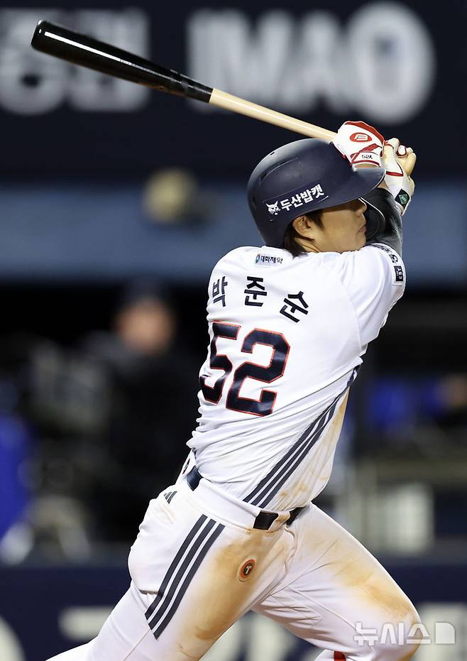 [서울=뉴시스] 최진석 기자 = 30일 서울 송파구 잠실야구장에서 열린 2026 KBO리그 삼성 라이온즈와 두산 베어스의 경기, 8회말 2사 만루 상황 두산 박준순이 3타점 안타를 치고 있다. 2026.04.30. myjs@newsis.com