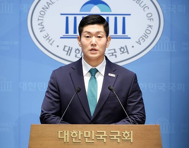 민주당 정원오 서울시장 후보 관련 기자회견 하는 국민의힘 김재섭 의원 민주당 정원오 서울시장 후보 관련 기자회견 하는 국민의힘 김재섭 의원     (서울=연합뉴스) 배재만 기자 = 국민의힘 김재섭 의원이 13일 국회 소통관에서 기자회견을 열고 더불어민주당 정원오 서울시장 후보의 폭행 전과와 관련한 내용을 밝히고 있다. 2026.5.13     scoop@yna.co.kr (끝)   <저작권자(c) 연합뉴스, 무단 전재-재배포, AI 학습 및 활용 금지>