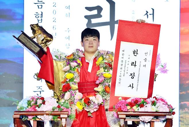 최근 5개 대회 연속 꽃가마에 오른 김무호. 대한씨름협회