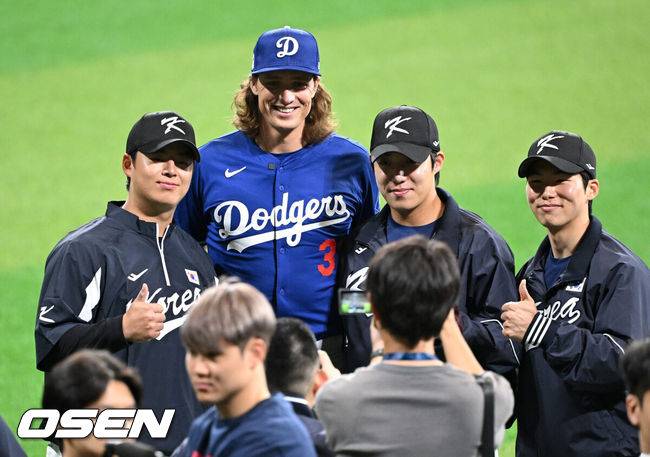 [OSEN=고척, 이대선 기자] LA 다저스 타일러 글라스노우가 팀 코리아 노시환, 원태인, 김혜성과 기념촬영을 하고 있다. 2024.03.16 /sunday@osen.co.kr