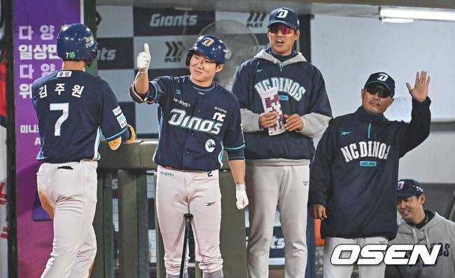 [OSEN=부산, 이석우 기자] 12일 부산 사직야구장에서 2026 신한 SOL KBO 리그 롯데 자이언츠와 NC 다이노스의 경기가 열렸다. 홈팀 롯데는 로드리게스가, 방문팀 NC는 라일리가 선발 출전했다.NC 다이노스 김주원이 7회초 2사 1,2루 우월 3점홈런을 치고 하이파이브를 하고 있다. 2026.05.12 / foto0307@osen.co.kr