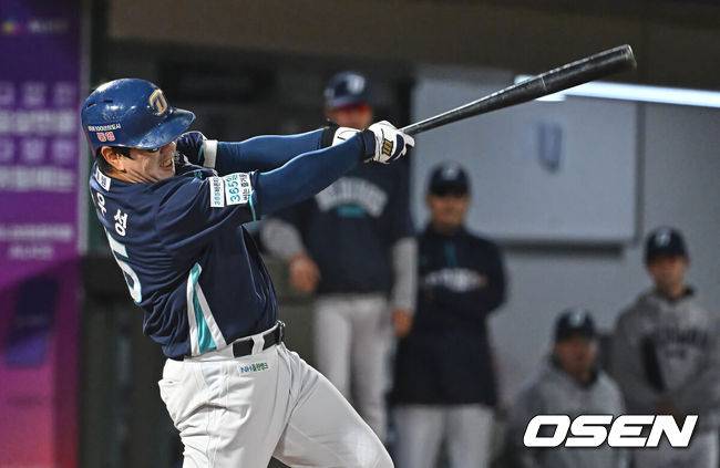 [OSEN=부산, 이석우 기자] 12일 부산 사직야구장에서 2026 신한 SOL KBO 리그 롯데 자이언츠와 NC 다이노스의 경기가 열렸다. 홈팀 롯데는 로드리게스가, 방문팀 NC는 라일리가 선발 출전했다.NC 다이노스 이우성이 5회초 무사 2루 좌익수 앞 1타점 안타를 치고 있다. 2026.05.12 / foto0307@osen.co.kr