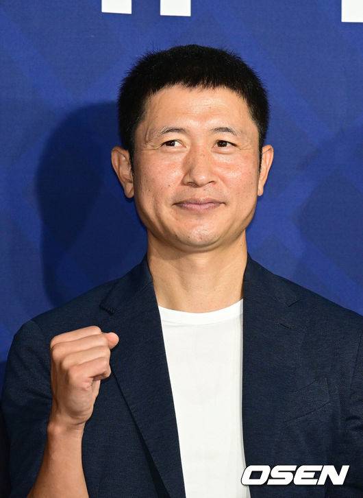 [OSEN=이대선 기자] 2일 오전 서울 종로구 축구회관에서 2023 AFC 아시안컵 대한민국 유치 알림대사 발대식이 열렸다.이영표 대한축구협회 부회장이 기념촬영을 하고 있다. 2022.09.02 /sunday@osen.co.kr