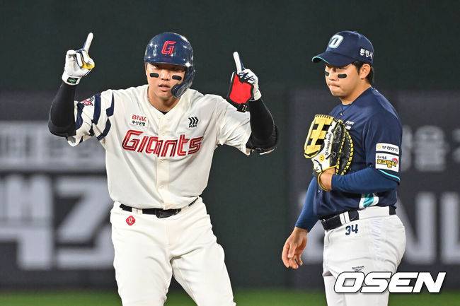 [OSEN=부산, 이석우 기자] 13일 부산 사직야구장에서 2026 신한 SOL KBO 리그 롯데 자이언츠와 NC 다이노스의 경기가 열렸다. 홈팀 롯데는 비슬리가, 방문팀 NC는 테일러가 선발 출전했다.롯데 자이언츠 손성빈이 4회말 1사 좌중간 2루타를 치고 세리머니를 하고 있다. 2026.05.13 / foto0307@osen.co.kr