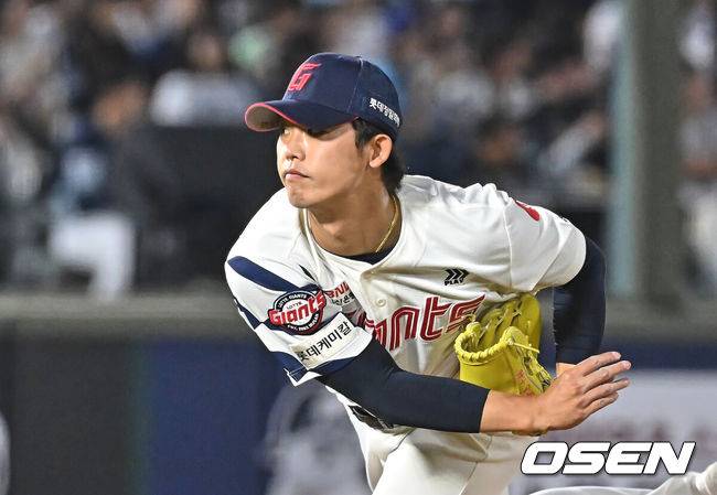 [OSEN=부산, 이석우 기자] 13일 부산 사직야구장에서 2026 신한 SOL KBO 리그 롯데 자이언츠와 NC 다이노스의 경기가 열렸다. 홈팀 롯데는 비슬리가, 방문팀 NC는 테일러가 선발 출전했다.롯데 자이언츠 현도훈이 역투하고 있다. 2026.05.13 / foto0307@osen.co.kr