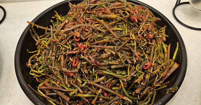 봄철 돌미나리 무침은 밥반찬으로 먹어도 좋고, 비빔밥 재료로 활용해도 맛있다. 박윤희 기자