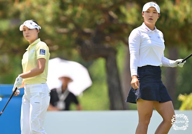 맞대결을 벌이고 있는 문정민(왼쪽)과 김민솔. 사진 제공=KLPGA