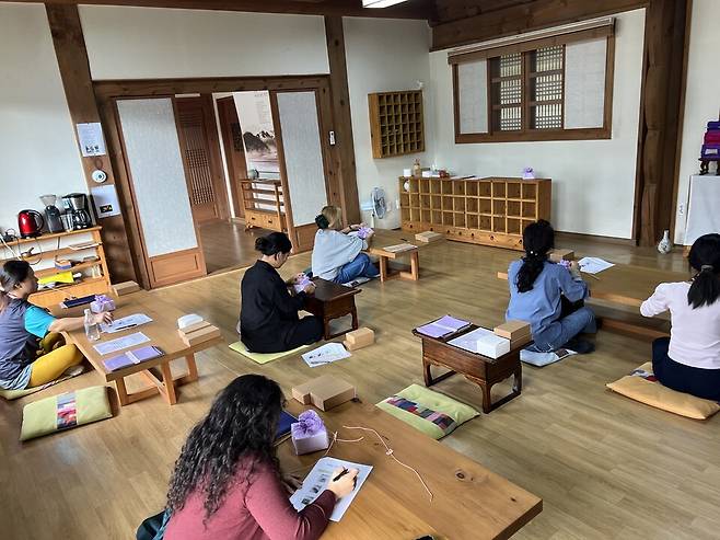 하동 판소리 기념관에서 열리는 '보자기 아트' 수업 모습 ⓒ하동군 제공