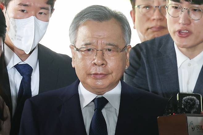 대장동 민간 개발업자들을 돕는 대가로 금품을 수수했다는 이른바 '50억 클럽' 의혹을 받는 박영수 전 특별검사가 2023년 8월3일 서울 서초구 서울중앙지방법원에서 두번째 구속 전 피의자 심문(영장실질심사)에 출석하기 위해 법정으로 향하고 있다. ⓒ연합뉴스