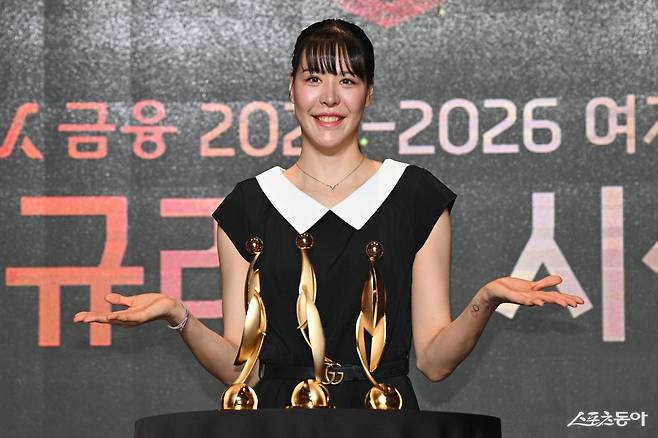 FA 박지수의 행선지가 14일 결정될 것으로 보인다. 2025~2026시즌 정규리그 시상식서 MVP에 오른 뒤 트로피 앞에 기뻐하는 박지수. 사진제공｜WKBL