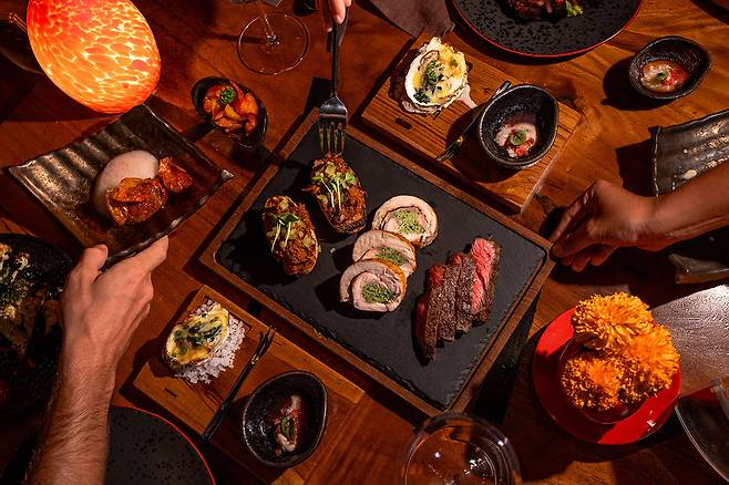 오픈 키친에서 장작불로 구워낸 프리미엄 스테이크를 선보이는 파이어 레스토랑. 사진제공|팜투어