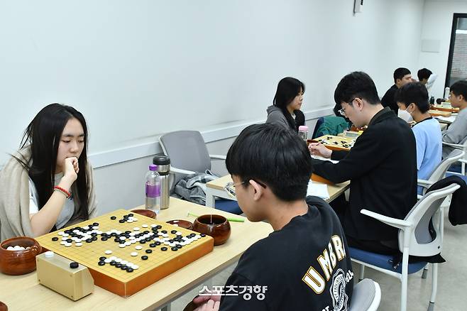 학생들이 11일 서울 성동구의 류동완바둑도장에서 연습대국을 통해 바둑을 공부하고 있다.  한국기원 제공