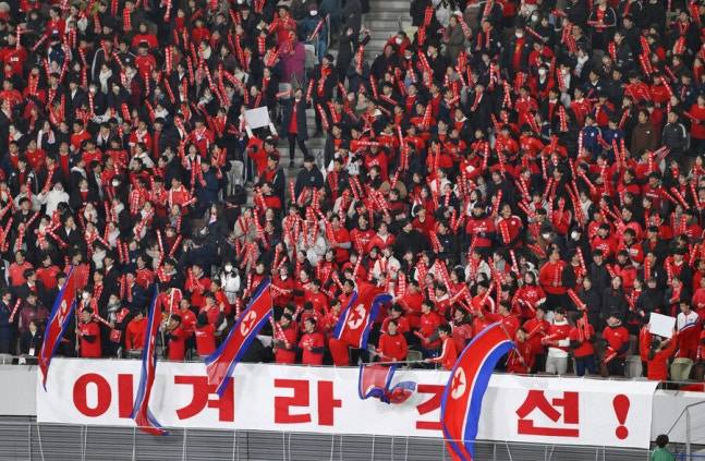 ▲ 여자 아시아 챔피언스리그인 AWCL 4강 무대에서 결국 남북 맞대결이 성사됐다. 한국의 수원FC 위민과 북한 내고향여자축구단이 한국에서 준결승전을 펼친다. 원정팀인 북측 선수단을 향한 응원 열기가 벌써 거세지고 있다. ⓒ 연합뉴스