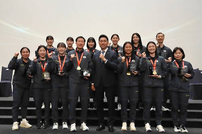 지난 11일 전북 익산시의 웨스턴라이프호텔에서 열린 대한민국 여자 배드민턴 대표팀 세계단체선수권대회 우승 환영연 및 포상식 모습. /사진=대한배드민턴협회 제공