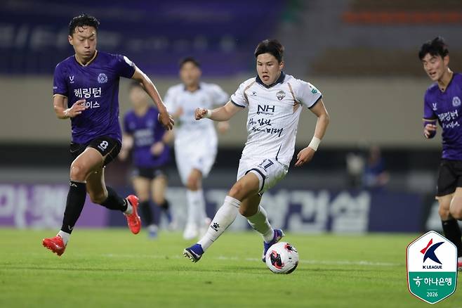 김천 상무 공격수 김주찬(가운데). /사진=한국프로축구연맹 제공