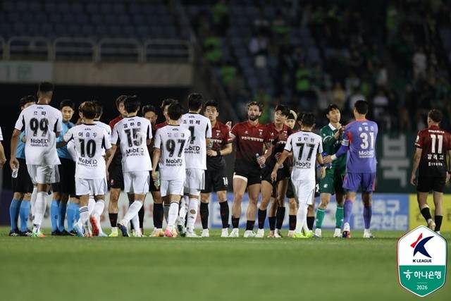 부천FC, 전북현대 선수단이 경기가 끝난 뒤 인사를 나누고 있다. /사진=대한축구협회 제공