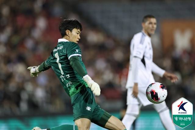 경기에 집중하는 김형근(왼쪽). /사진=한국프로축구연맹 제공