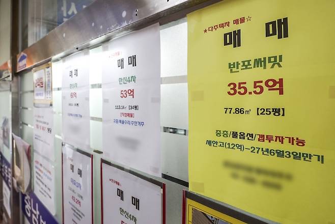 12일 서울시내 한 부동산에 매물 안내문이 붙어있다. 최근 서울 아파트 가격 상승을 우려하는 목소리가 높다.[사진 | 뉴시스]