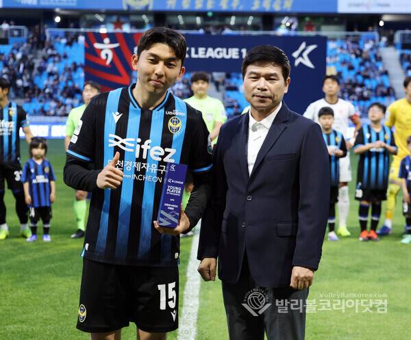 인천 유나이티드 서재민, 4월 이달의 영플레이어상 선정...한국프로축구연맹 김호영 기술위원장이 시상.2026.5.12.
