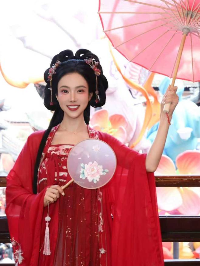 Singer Kim Nae Hee shared updates on her recent activities by posting photos of herself wearing traditional Chinese attire on her social media account. Kim Nae Hee captivated attention by exuding an alluring aura with her glamorous red outfit and intense makeup.In the released photos, Kim Nae Hee perfectly pulled off a red outfit and headpiece adorned with floral patterns. With bold eyeshadow and red lipstick, she showcased visuals reminiscent of a cartoon character.Along with the photos, Kim Nae Hee added a lighthearted joke about photo editing effects and revealed that the pictures were taken during a trip three months ago. Netizens reacted enthusiastically, commenting that her beauty was even more unreal than artificial intelligence.Meanwhile, Kim Nae Hee is receiving many congratulations as a bride-to-be preparing for her wedding this coming August.