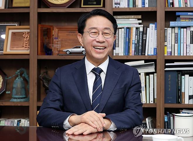 국회의장 선거 나서는 조정식 의원 인터뷰 (서울=연합뉴스) 배재만 기자 = 22대 후반기 국회를 2년간 대표할 국회의장 선거에 출마하는 더불어민주당 조정식 의원이 지난 6일 국회 의원회관 자신의 의원실에서 연합뉴스와 인터뷰를 하고 있다. 2026.5.8 scoop@yna.co.kr