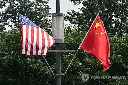 중국 고속도로에 내결린 성조기와 오성홍기 (AFP=연합뉴스) 도널드 트럼프 미국 대통령의 중국 방문을 앞두고 2026년 5월 13일 중국의 한 고속도로에 미국 국기인 성조기와 중국 국기인 오성홍기가 함께 걸려 있다. (Photo by Pedro PARDO / AFP) 2026.5.13.