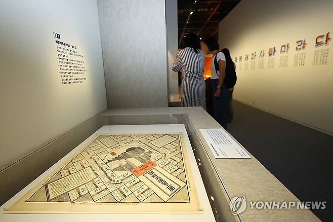 한글 놀이판 '조선문연습상도' (서울=연합뉴스) 진연수 기자 = 12일 서울 종로구 국립민속박물관에서 열린 기획전 '가나다락-글놀이 말놀이'에 조선문연습상도가 전시되어 있다. 
    국립한글박물관과 국립민속박물관이 한글날 100주년을 기념해 공동으로 개최한 이번 기획전은 문헌, 교재, 신문, 잡지 등 말글 놀이 관련 자료 58건 295점을 한데 모아 선보이며 20여 가지의 말글 놀이를 소개한다. 2026.5.12 jin90@yna.co.kr