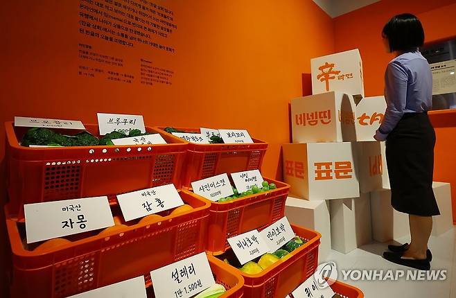 재미있는 한글상회 (서울=연합뉴스) 진연수 기자 = 12일 서울 종로구 국립민속박물관에서 열린 기획전 '가나다락-글놀이 말놀이' 설명회에서 참석자가 한글상회를 둘러보고 있다.
    국립한글박물관과 국립민속박물관이 한글날 100주년을 기념해 공동으로 개최한 이번 기획전은 문헌, 교재, 신문, 잡지 등 말글 놀이 관련 자료 58건 295점을 한데 모아 선보이며 20여 가지의 말글 놀이를 소개한다. 2026.5.12 jin90@yna.co.kr