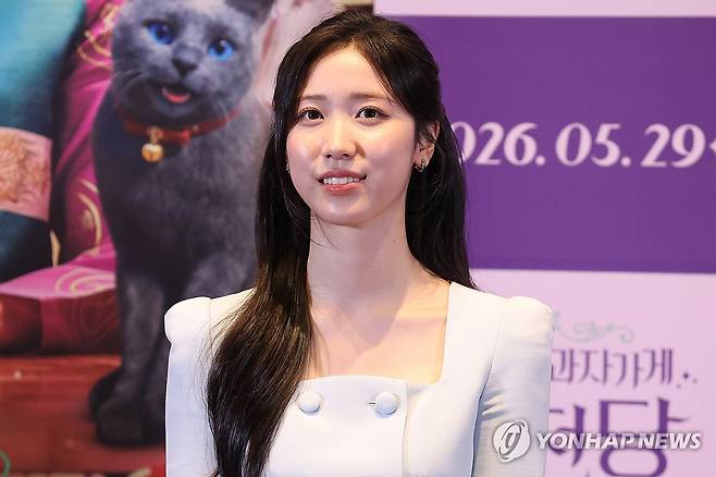 화앙당 주인 연기한 이레 (서울=연합뉴스) 강민지 기자 = 배우 이레가 13일 서울 강남구 메가박스 코엑스에서 열린 영화 '이상한 과자 가게 전천당' 시사회·기자간담회에서 질문을 듣고 있다. 2026.5.13 mjkang@yna.co.kr