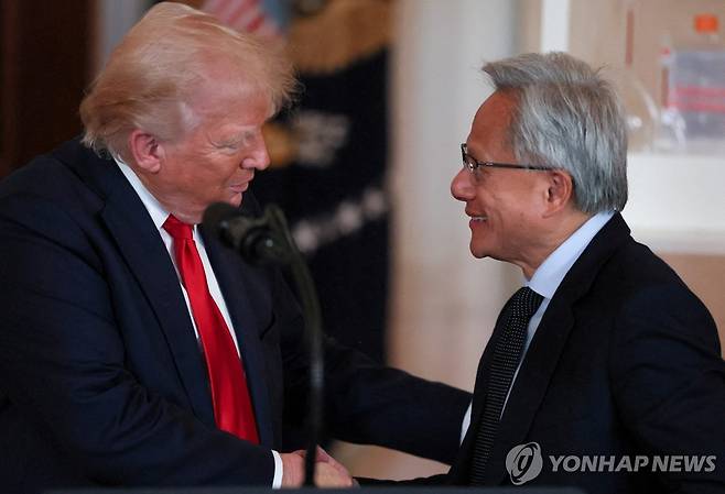 도널드 트럼프 미국 대통령(좌측)과 젠슨 황 엔비디아 CEO(우측) [로이터 연합뉴스 자료사진]