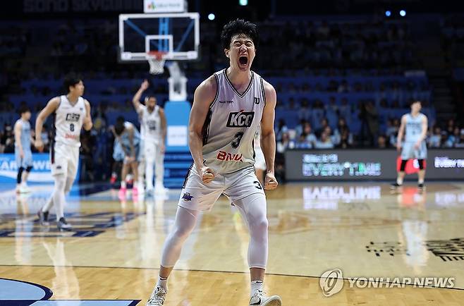 포효하는 허웅 (고양=연합뉴스) 윤동진 기자 = 13일 고양소노아레나에서 열린 2025-2026 KBL 플레이오프 챔피언 결정전 고양 소노 스카이거너스 대 부산 KCC 이지스 5차전 경기. 부산 KCC 허웅이 3점 슛을 넣은 후 기뻐하고 있다. 2026.5.13 mon@yna.co.kr