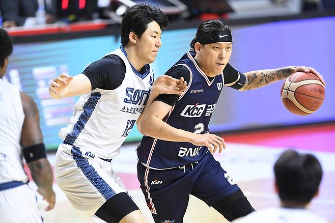 최준용 막아서는 강지훈 [KBL 제공. 재판매 및 DB 금지]