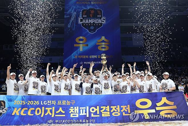 챔피언 자리에 오른 부산 KCC (고양=연합뉴스) 윤동진 기자 = 13일 고양소노아레나에서 열린 2025-2026 KBL 플레이오프 챔피언 결정전 고양 소노 스카이거너스 대 부산 KCC 이지스 5차전 경기. 챔피언 자리에 오른 부산 KCC 선수들이 트로피를 들고 기뻐하고 있다. 2026.5.13 mon@yna.co.kr