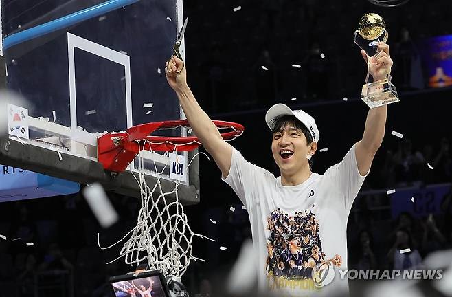 MVP 허훈의 포효 (고양-연합뉴스) 김병만 기자 = 13일 고양소노아레나에서 열린 2025-2026 KBL 플레이오프 챔피언 결정전 고양 소노와 부산 KCC 5차전 경기. MVP KCC 허훈이 그물을 자른 후 기쁨을 만끽하고 있다. 2026.5.13 kimb01@yna.co.kr