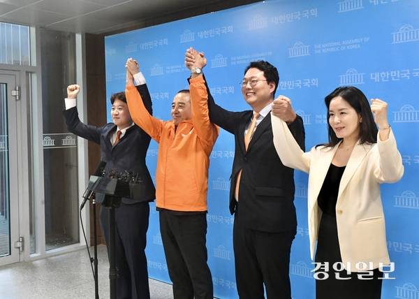개혁신당 정승연 인천 연수갑 국회의원 보궐선거 후보가 이준석 대표, 천하람 원내대표, 이주영 의원 등과 손을 들어올리고 있다. 2026.5.13 /김우성기자 wskim@kyeongin.com