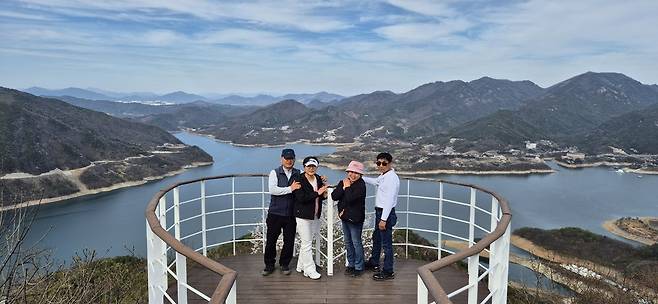 김종학·채희분 씨가 초등학교 동창 부부와 충주호에서 기념 촬영을 하고 있다.