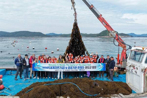 세계자연기금(WWF)과 미국, 영국, 캐나다 등 해조류 산업 관계자 등이 완도군 다시마 양식장을 방문한 모습. 완도군 제공