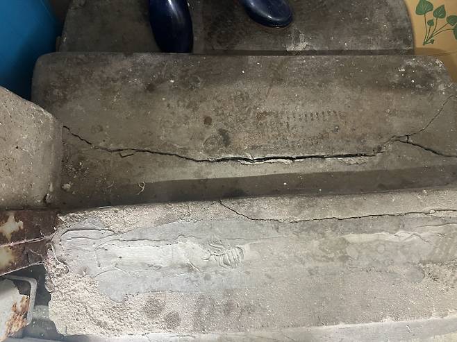 광주광역시 북구 신안동 일대 대형 의료시설 공사 이후 인접 상가에서 균열·누수 피해가 발생했다는 주장이 제기되며 갈등이 이어지고 있다. 사진은 14일 인근 상가 건물 바닥에 금이 간 모습. /박건우 기자
