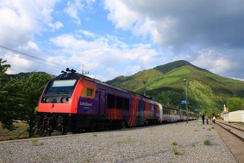 ◇대형 낙석으로 인한 철로 파손 등의 이유로 운행이 중단됐던 정선아리랑열차(A-train)이 오는 22일부터 운행을 재개한다. 사진은 아우라지역에 정차한 정선아리랑열차의 모습.
