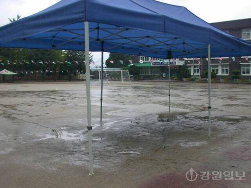 ◇강원도내 한 초등학교 운동장이 텅 비어 있다. 사진=강원일보 DB