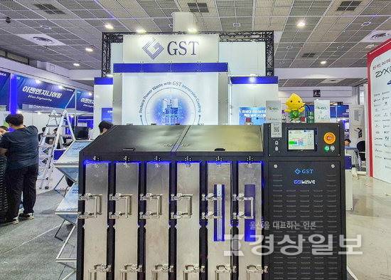 ▲ S-OIL이 GST와 'HVAC KOREA 2026' 전시회에서 데이터센터용 액침냉각 설루션을 선보이고 있다. S-OIL 제공