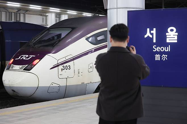 ▲ 국내 양대 고속철도인 KTX와 SRT의 통합을 앞두고 KTX 철도차량을 수서역에, SRT 철도차량을 서울역에 투입하는 시범 교차운행이 시작된다. 사진은 지난 2월 25일 서울역에 정차한 SRT 열차의 모습. 연합뉴스