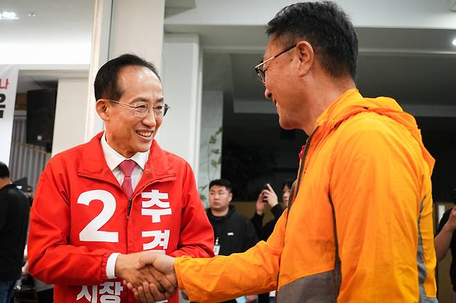 ▲ 추경호 국민의힘 대구시장 후보가 시민와 악수하며 미소짓고 있다. 추경호 후보 선거캠프 제공