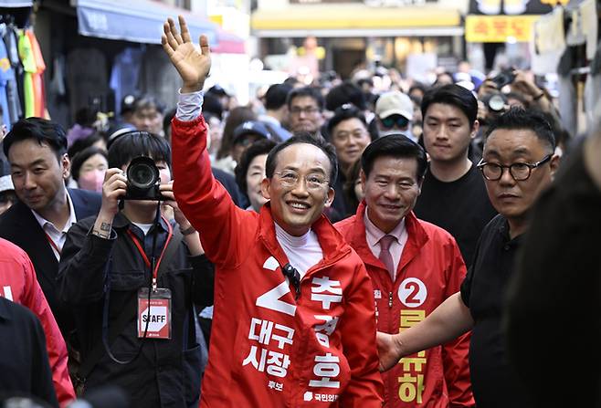 ▲ 추경호 국민의힘 대구시장 후보가 서문시장을 찾아 손을 흔들고 있다. 추경호 후보 선거캠프 제공